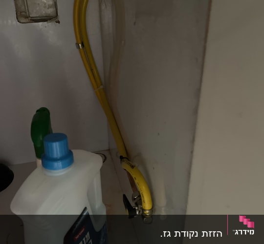 צינור גז צהוב עם ברז מתכת בארון
